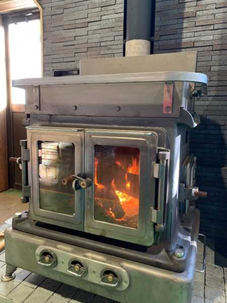 彈性模量，彈性模量越大，材料越不容易變形